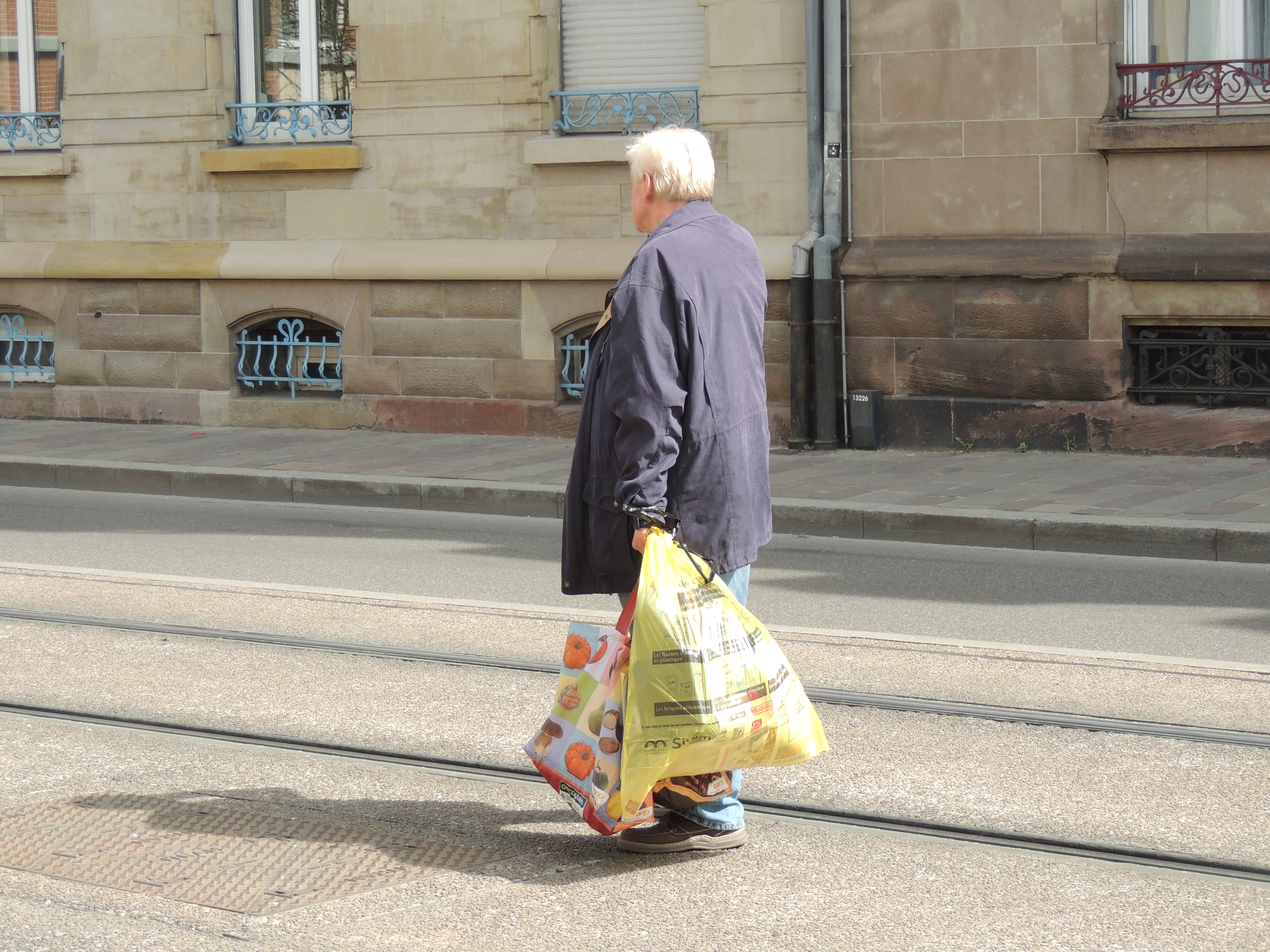 2014 Mulhouse homme âgé attendant le tram