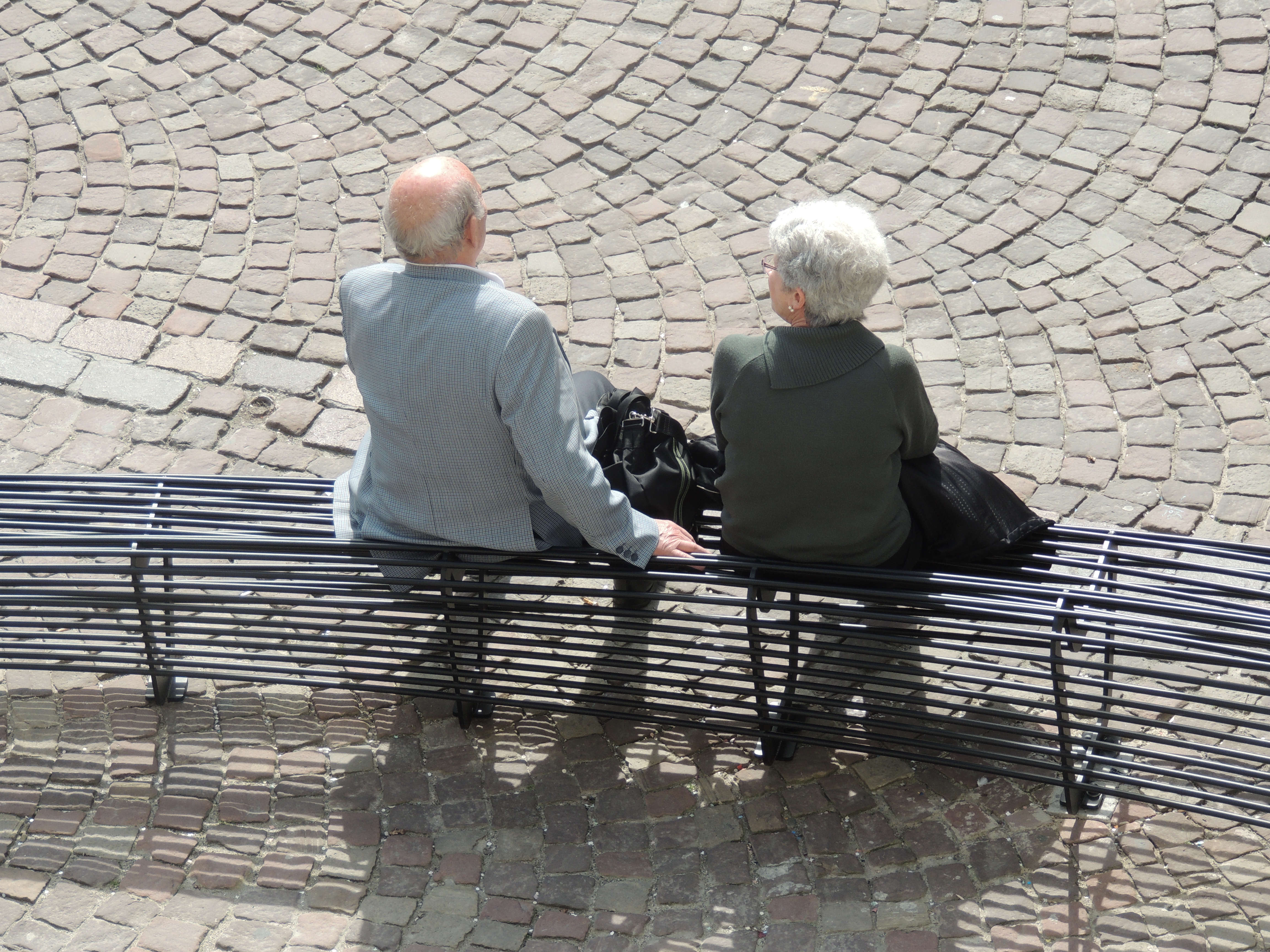 2014 Mulhouse personnes âgées assises sur un banc