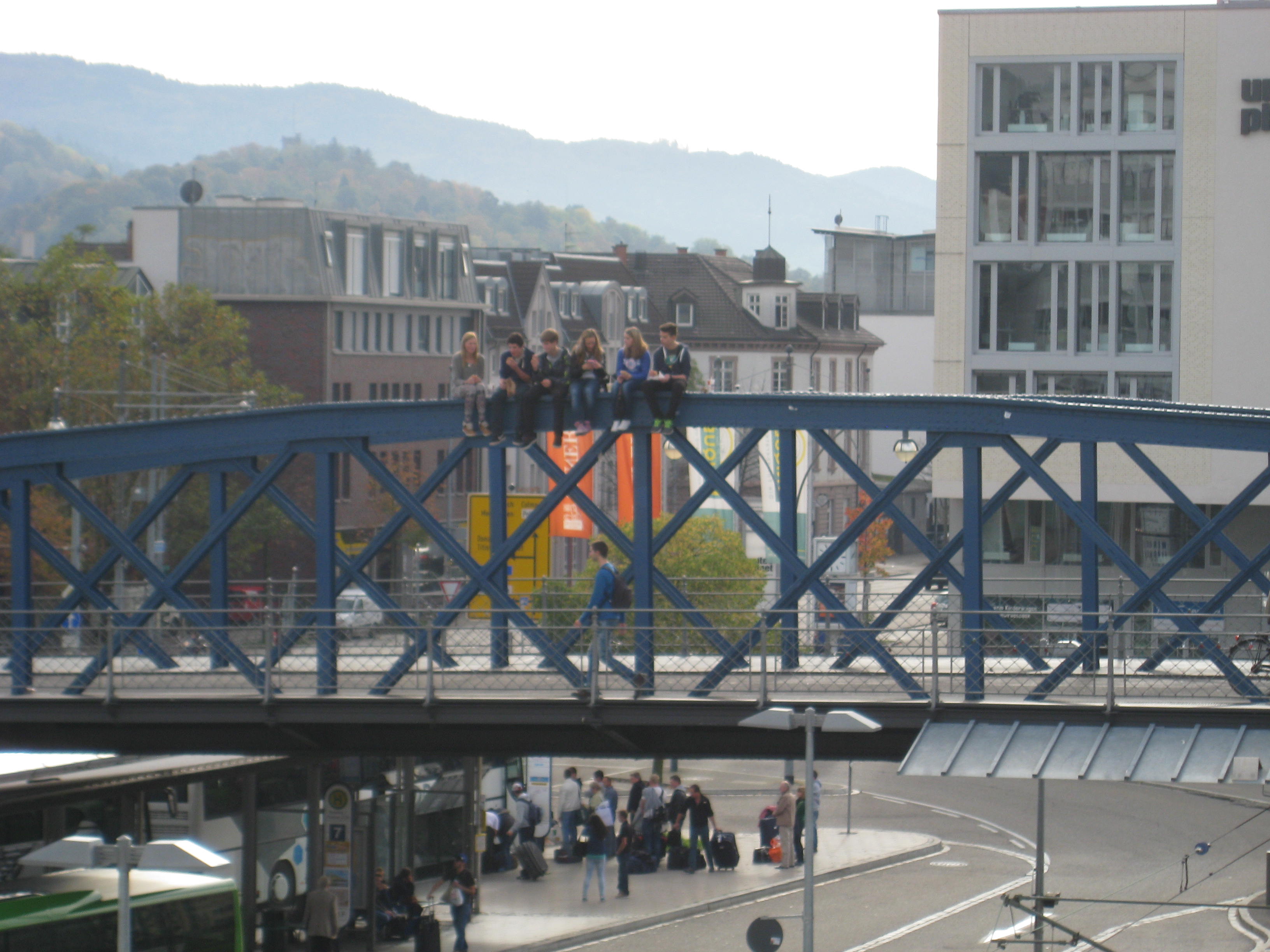 2016 Freiburg  Ville jeunes assis pont