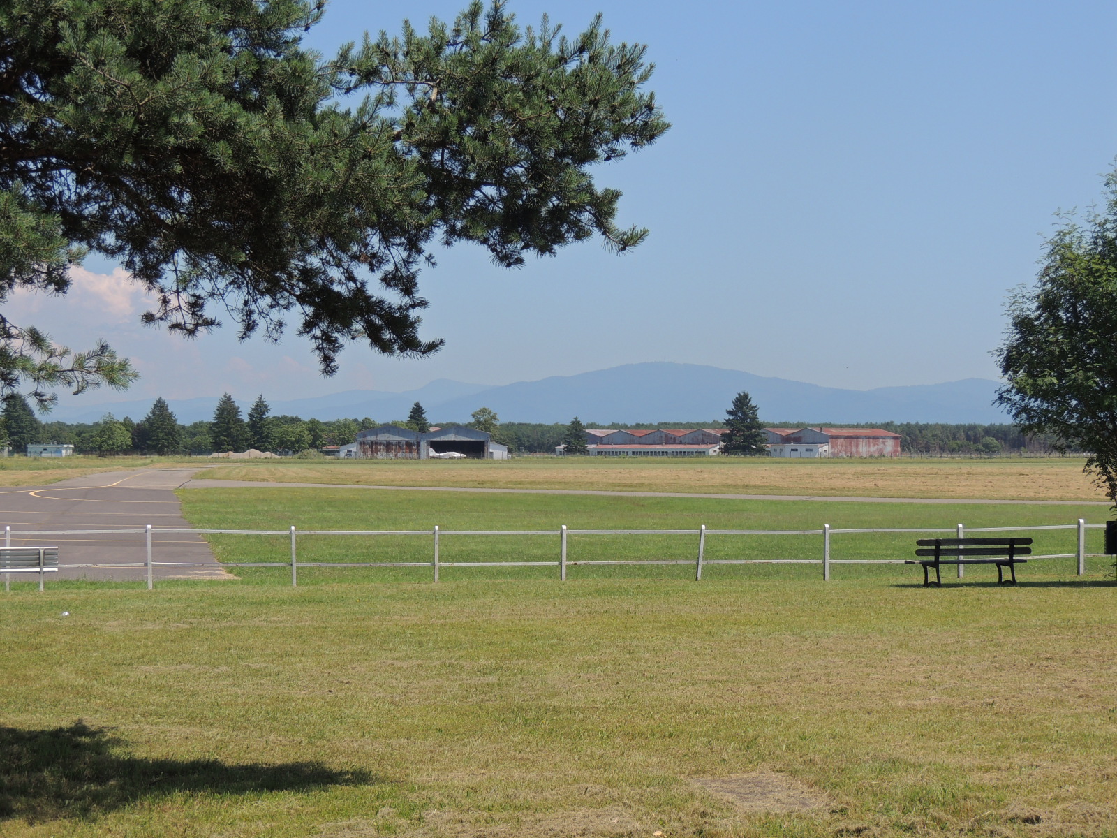 2016 Habsheim  Hangars piste Aérodrome