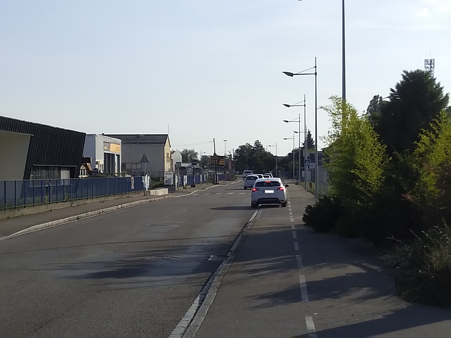 2019 Illzach Zone Industrielle voiture sur piste cyclable