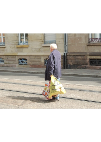 2014 Mulhouse homme âgé attendant le tram