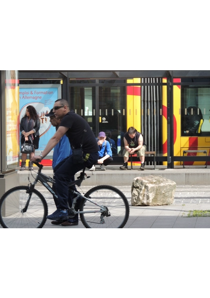 2014 Mulhouse personnes à l'arrêt de tram Porte Jeune