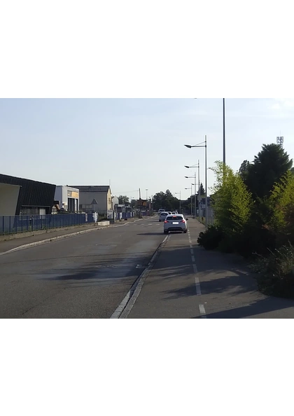 2019 Illzach Zone Industrielle voiture sur piste cyclable